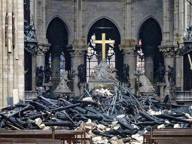 Цікаво, чи знайдуть "волонтера", який рік тому підпалив Собор Божої Матері в Парижі?