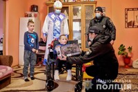  Хлопчик на Закарпатті розчулив поліцію: просив розшукати Миколая, аби той подарував його братику інвалідний візок 