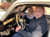 На ретро-автомобілі приїхав голосувати голова Рівненської ОДА (9 ФОТО)
