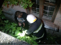 7 рятувальників витягували чоловіка, який впав у яму в центрі Рівного (ФОТО)