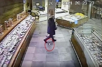 У Неаполі шукають чоловіка, що загубив у супермаркеті діаманти на 50 тисяч євро
