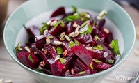 Дуже простий і корисний для організму зимовий салат, який готується 10 хв (РЕЦЕПТ)