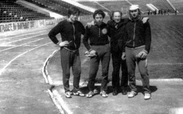 Лазаревич -- другий справа на стадіоні з гравцями команди "Авангард"