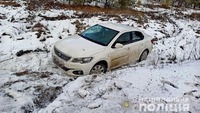 Білий Peugeot злетів у кювет на півночі Рівненщини (ФОТО)