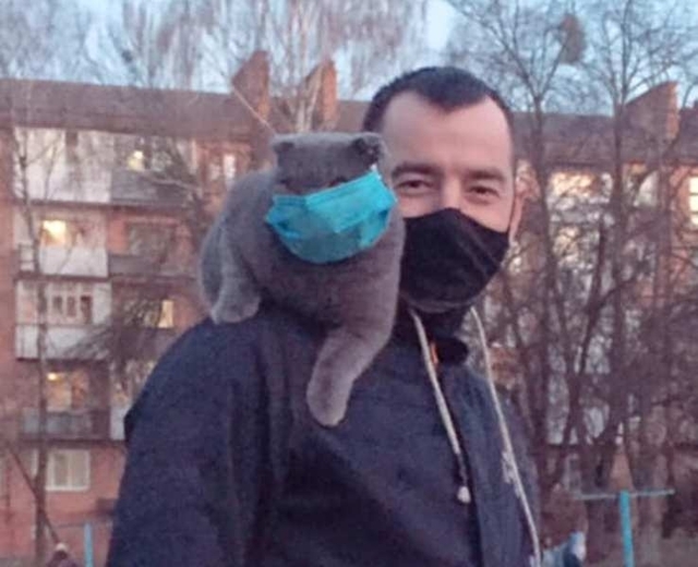 Рівнянин з котом, якого без маски не пустили в магазин. Фото: Facebook-сторінка Ірини Михалевич