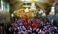 Прийшли помолитися, а отримали повістки: у Рівному військові «чергували» біля московитської церкви