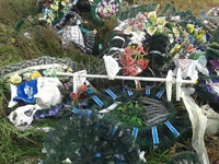 На Рівненщині сміття вивезли просто на цвинтар (ФОТО) 