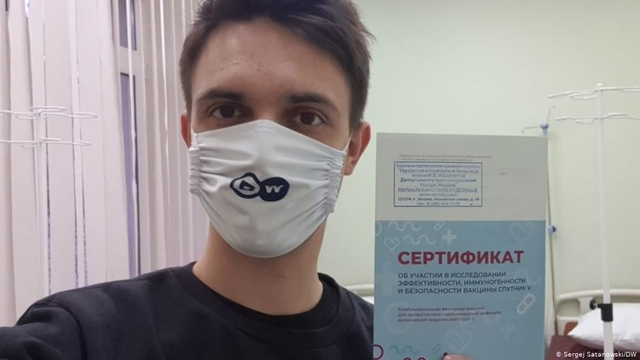 Кореспондент "Дойче Велле" пройшов щеплення ще в період проведення тестів російської вакцини. Мав температуру 38,5 та всі прояви грипу