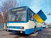 «Слава Україні»: у Рівному тролейбус патріотично «вітається» з містянами