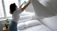 Чому не можна застеляти ліжко вранці: справжня причина здивує багатьох
