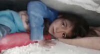 Дівчинка до рятувальника в Сирії: «Витягніть мене та мою сестру, Сер, я стану вашою рабинею» (ВІДЕО)