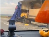 На Радивилівщині зіткнулися вантажівки: одна — у кюветі (ВІДЕО)