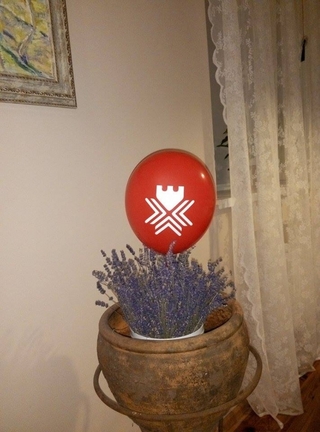 Ця кулька нині стоїть у моїй хаті, на кухні. Ось так