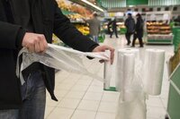 Шокуючі ціни на поліетиленові пакети у супермаркетах чекають на українців