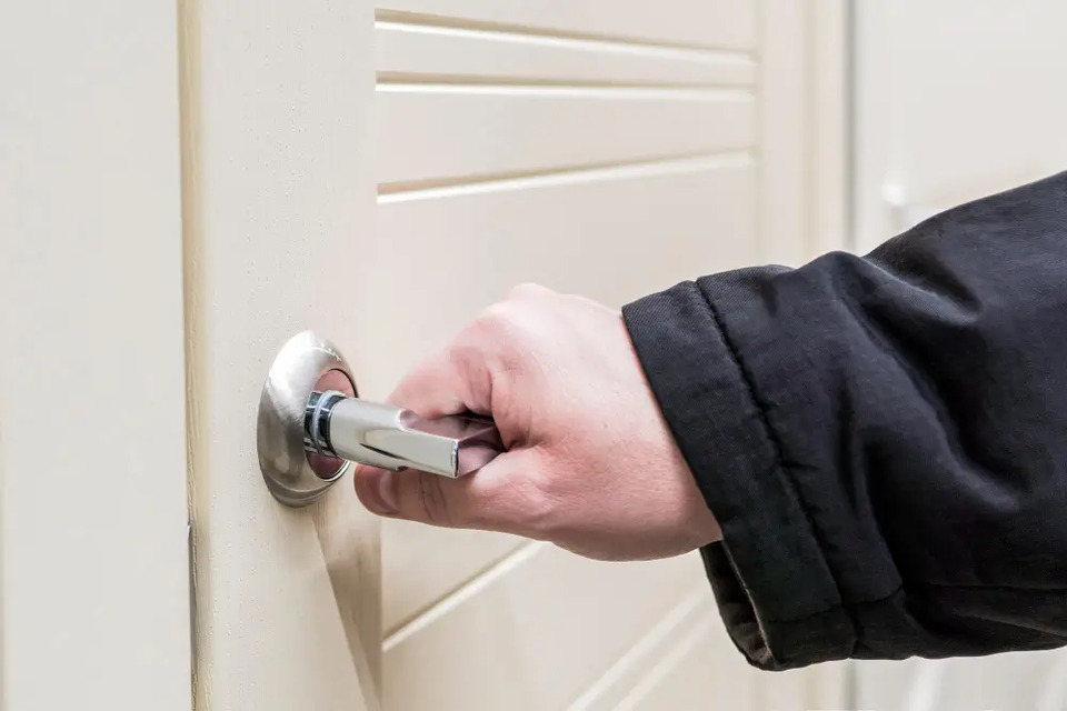 Чому деякі люди перед сном двічі перевіряють двері — пояснення психологів