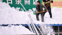 Потужні снігопади накрили північ Китаю: люди потерпають від негоди (ВІДЕО)