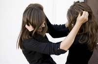  Рвали волосся та били по обличчю: дві школярки влаштували жорстоку бійку (ВІДЕО 18+)