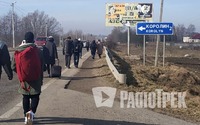 Люди кидають речі, машини та йдуть пішки, - рівняни на кордоні з Польщею (ФОТО)