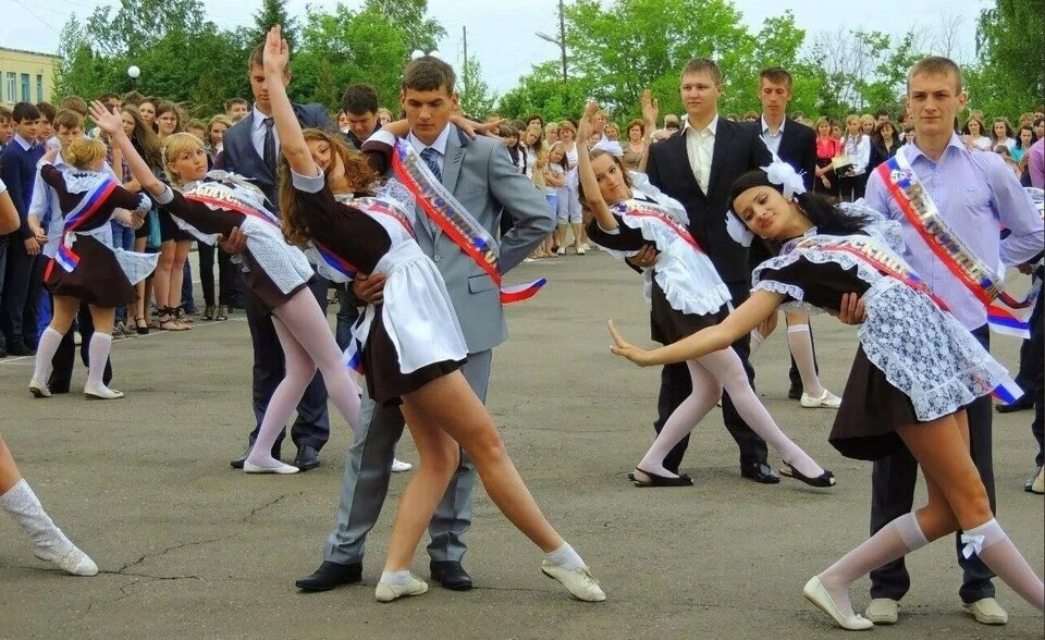 Школярам на Росії заборонять танцювати на випускних під пісні іноземних виконавців (ФОТО)