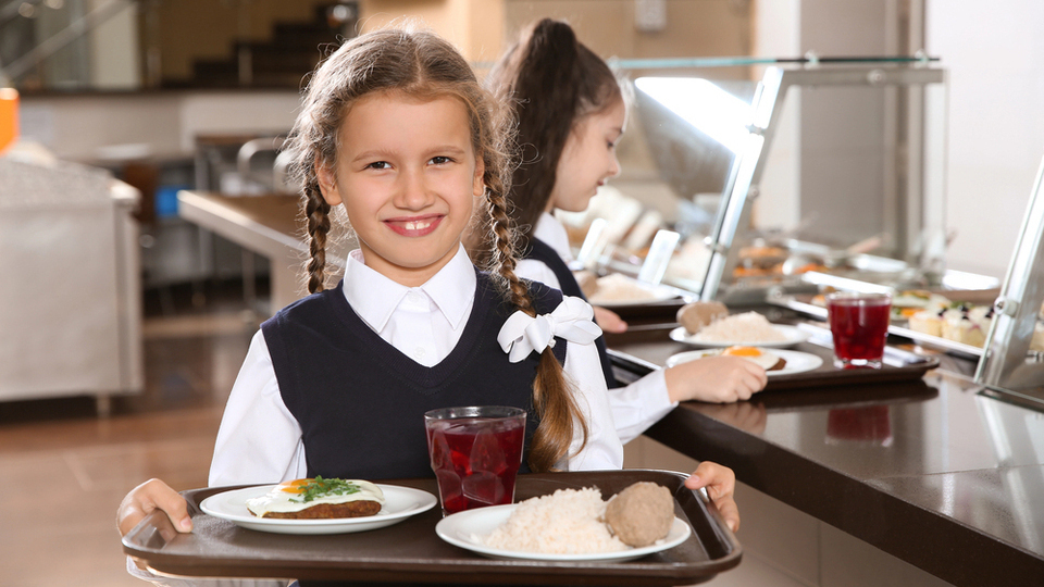 У школах — безкоштовно, у садочках — платно: Як тепер харчуватимуться діти Рівного?