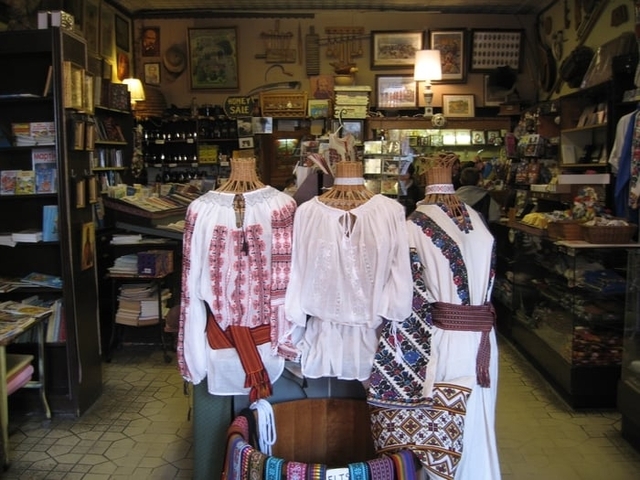 Українські вишиванки в українському магазині "СУРМА". Нью-Йорк, 2014 р.