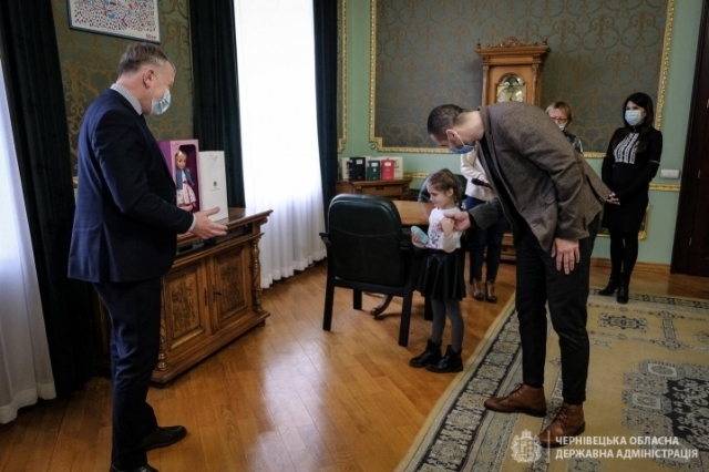 Голова Чернівецької ОДА передав дівчинці та її батьку подарунки від Зеленського