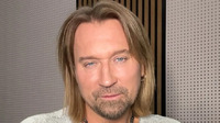 Олег Винник раптово почав гавкати на вулиці в Празі (ФОТО)
