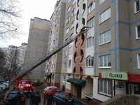 Напівпритомну жінку виявили рятувальники в одній з квартир Рівного (ФОТО)