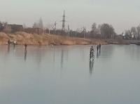 Діти на велосипедах розважаються на річці на Рівненщині (ФОТОФАКТ)