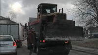 На вулиці Басівкутській у Рівному – «тягучка» через вантажівку (ВІДЕО)