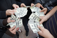 Неповнолітні українці зможуть отримати від держави гроші