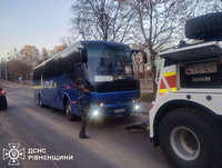 Міжнародний автобус у Рівному заблокував одне с жвавих перехресть (ВІДЕО)