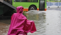 Синоптики попереджають про І рівень небезпечності: У низці областей України випаде майже місячна норма опадів