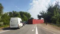 Дорога перекрита у двох напрямках: біля Дубна перекинулася вантажівка (ФОТО)