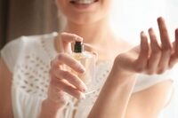 Як нашарувати парфум, щоб створити свій неповторний аромат