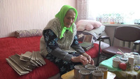 Я б для них небо прихилила: 93-річна жінка з Вінниці виготовляє для військовиків окопні свічки