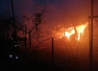 На Рівненщині спалахнув дачний будинок. Пожежу гасили понад 4 години (ФОТО)