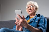 ТОП-5 хороших та бюджетних смартфонів 2022 року для пенсіонерів