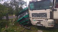 «Могла би бути трагедія»: біля Рівного вантажівка знесла паркан та розтрощила бус (ФОТО/ВІДЕО)