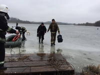 Двоє рибалок у Рівному провалилися під лід (ФОТО) 