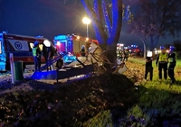 Бус з українцями злетів з дороги і врізався у зупинку в Польщі: є потерпілі (6 ФОТО)