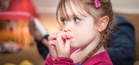 Норма чи патологія: чому діти смокчуть пальці або гризуть нігті