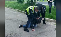 На Макарова затримали чоловіка за розпивання алкоголю. Соцмережі обурюються (ВІДЕО)