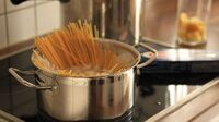 «Рідке золото»: кухарі пояснили, чому не треба зливати воду з-під макаронів