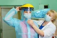 Маски, респіратори, костюми: на скільки вистачить запасів ЗІЗ в опорних лікарнях