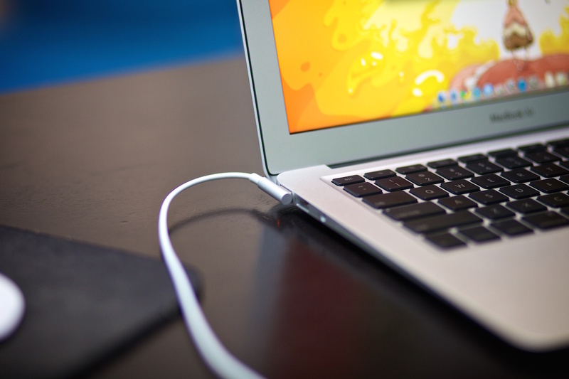 Чи можна, щоб ноутбук був постійно підключений до зарядки — Радіо ТРЕК