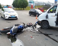 У Рівному ДТП: мотоцикл та бус не поділили дорогу (ФОТО/ВІДЕО)