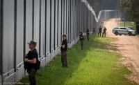 Білоруси зі шліфмашинами та фрезами ріжуть стіну на кордоні з Польщею