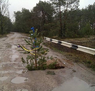 Так у грудні 2017 року позначили яму на дорозі між селами Зносичі і Тинне