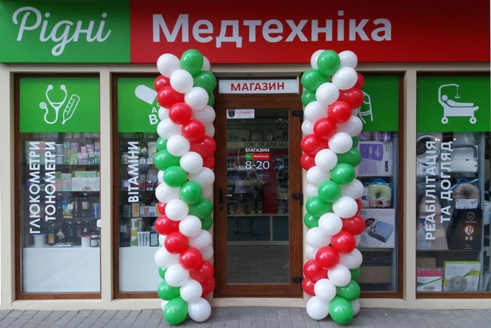 Олексій Давиденко є власником мережі "Медтехніка". Мережа нараховує вже 31 магазин. Останній відкорили днями в Одесі